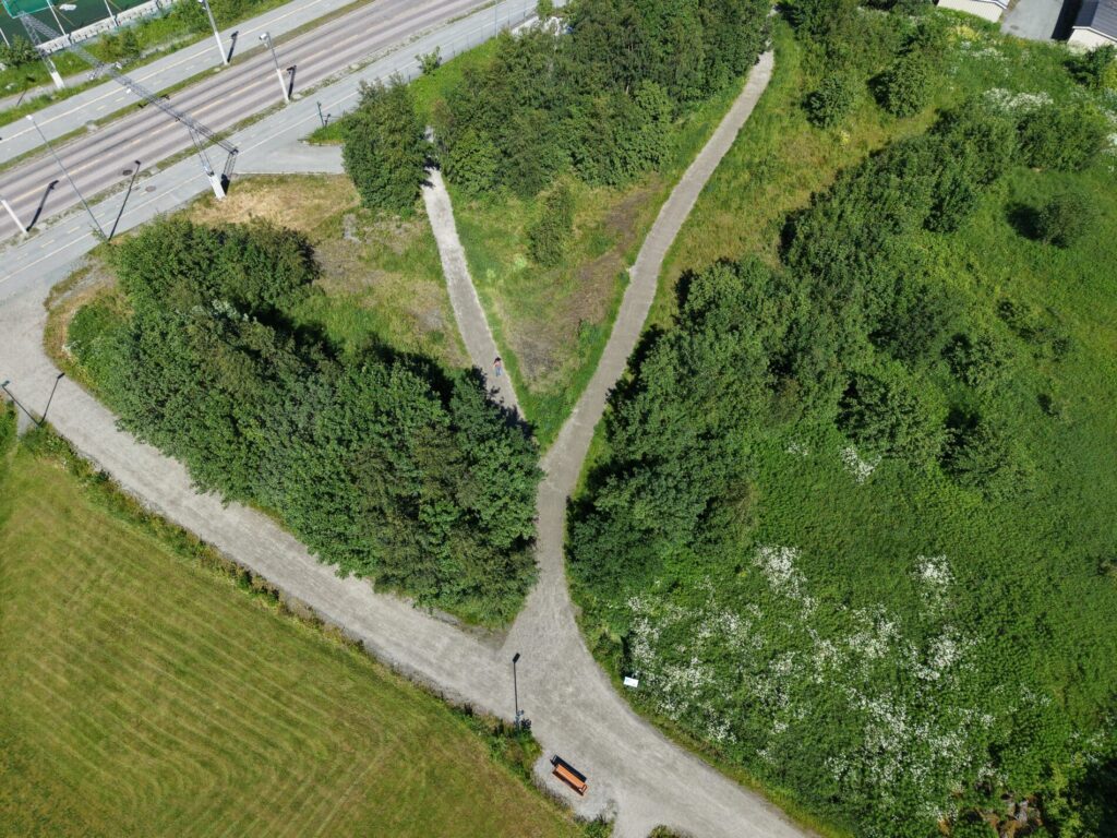 Oversiktsbilde over deler av snarvei over Havsteinekra, med nytt dekke og belysning.