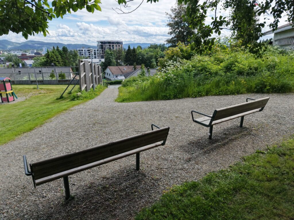 To benker plassert ved snarvei fra Søndre Husebytun til Husebyvegen