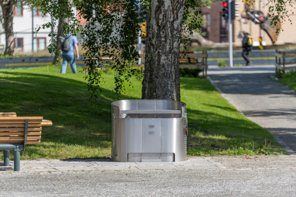 Bildet viser deler av oppgraderingen i Elgeseter park. Nye benker og en grill, samt nytt dekke på en av de mange veiene gjennom parken. Foto: Trondheim Kommune